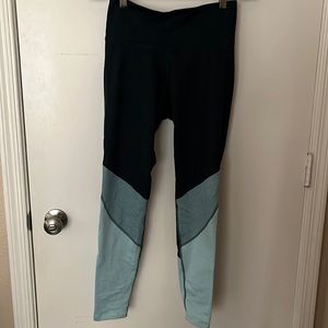 Lightly used old navy active 7/8 ankle leggings size medium